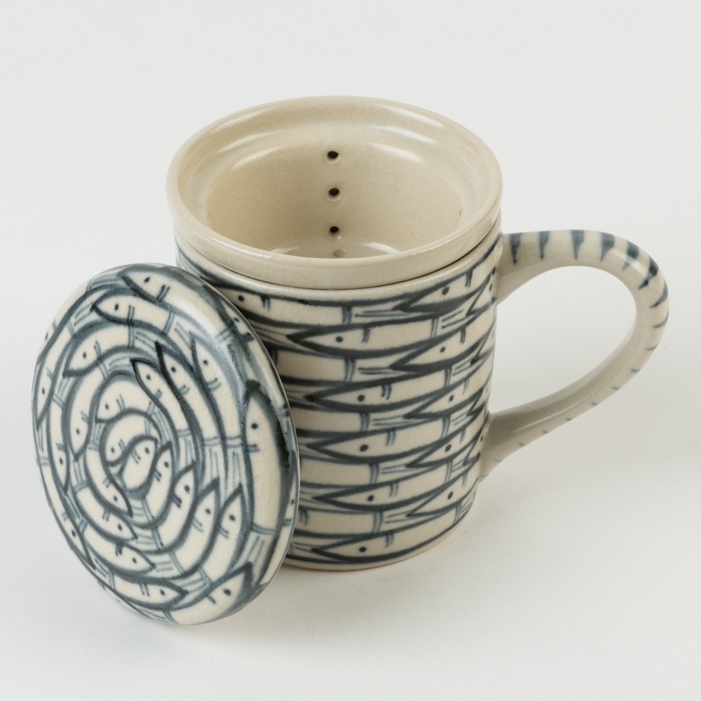 TAZA DE TÉ ARTESANAL CON DISEÑO DE BANCO DE PECES