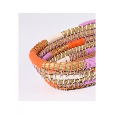 CESTA OVAL DE ALGA MARINA Y ALGODÓN CON HILOS COLOR NARANJA Y LILA