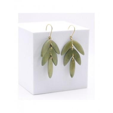 PENDIENTES ARTESANALES DE TAGUA MOTIVO HOJAS COLOR SALVIA