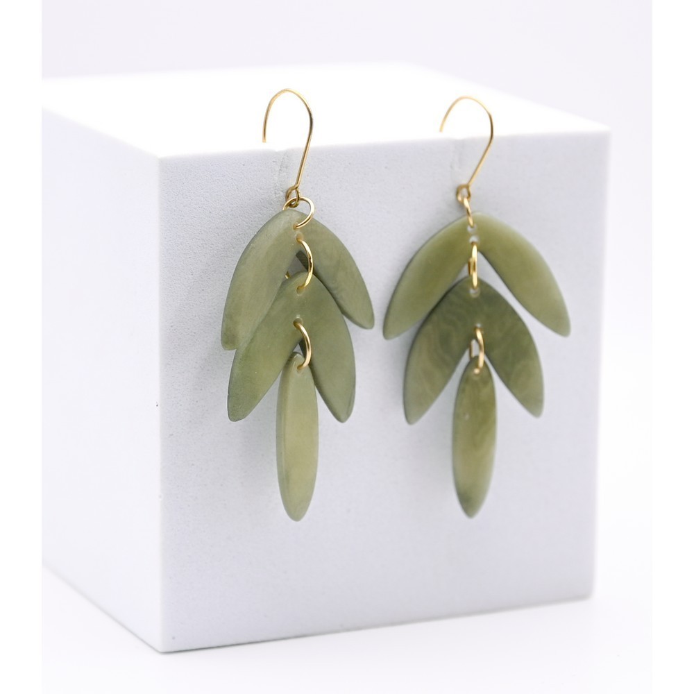 PENDIENTES ARTESANALES DE TAGUA MOTIVO HOJAS COLOR SALVIA