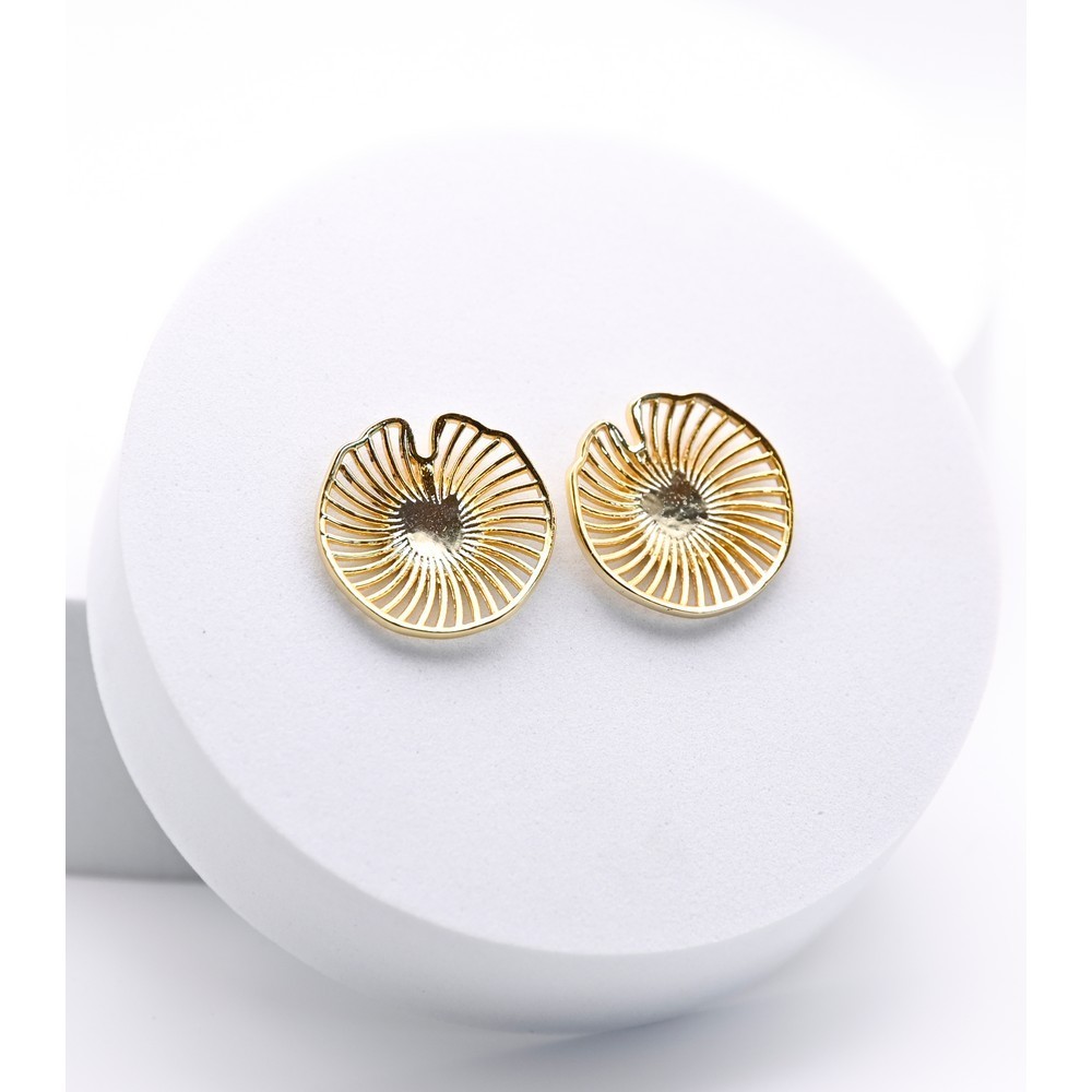 PENDIENTES ARTESANALES DE LATÓN CHAPADO EN ORO MOTIVO HOJA DE LOTO