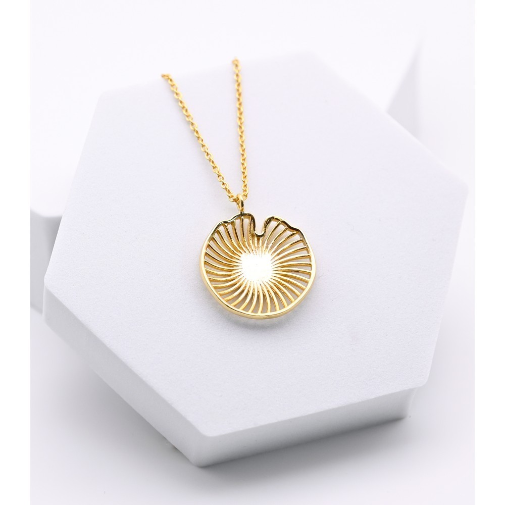 COLLAR ARTESANAL DE LATÓN CHAPADO EN ORO MOTIVO HOJA DE LOTO