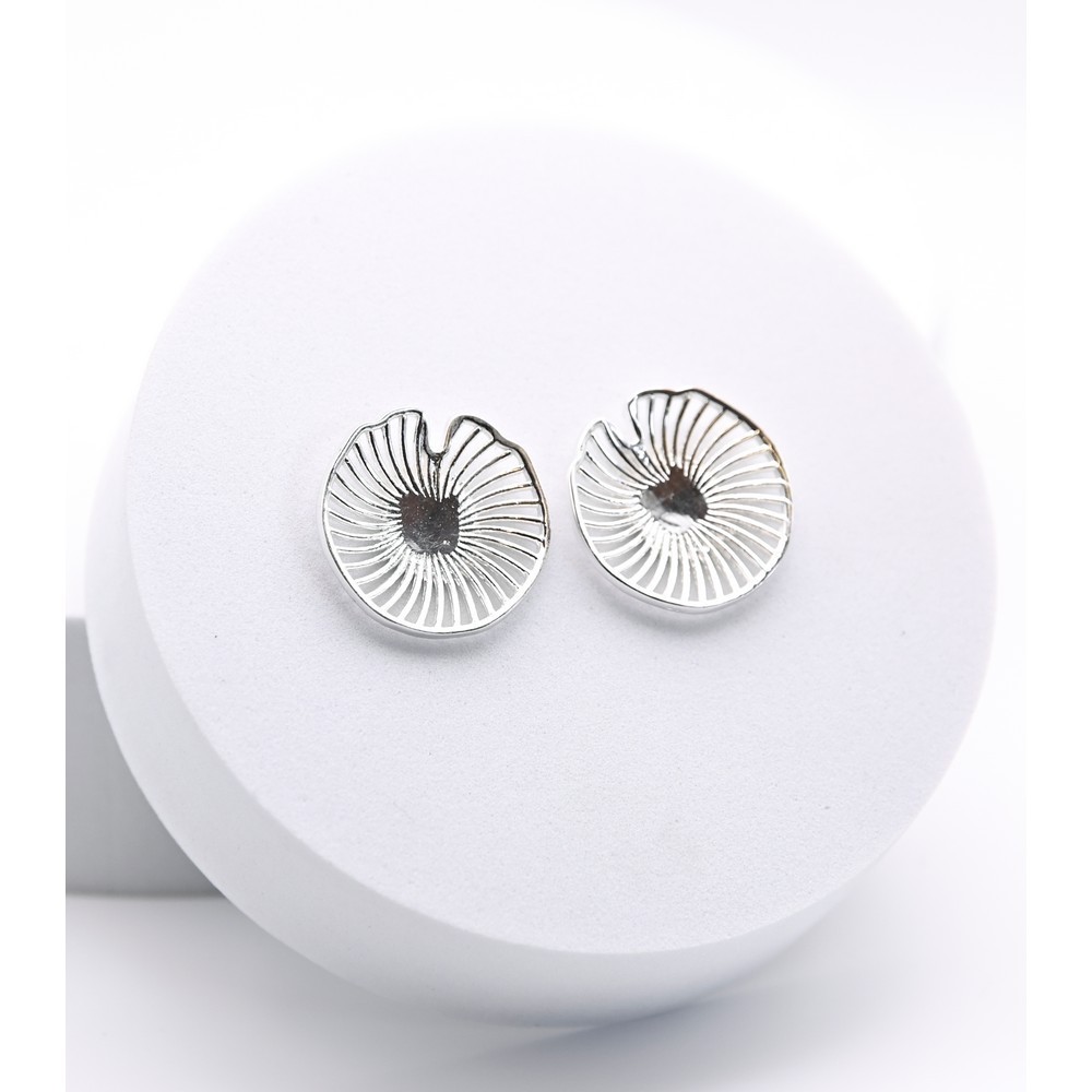 PENDIENTES ARTESANALES DE LATÓN PLATEADO MOTIVO HOJA DE LOTO