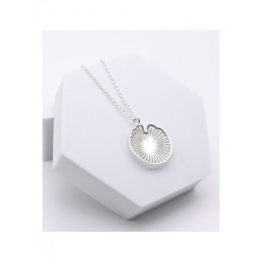 COLLAR ARTESANAL DE LATÓN PLATEADO MOTIVO HOJA DE LOTO