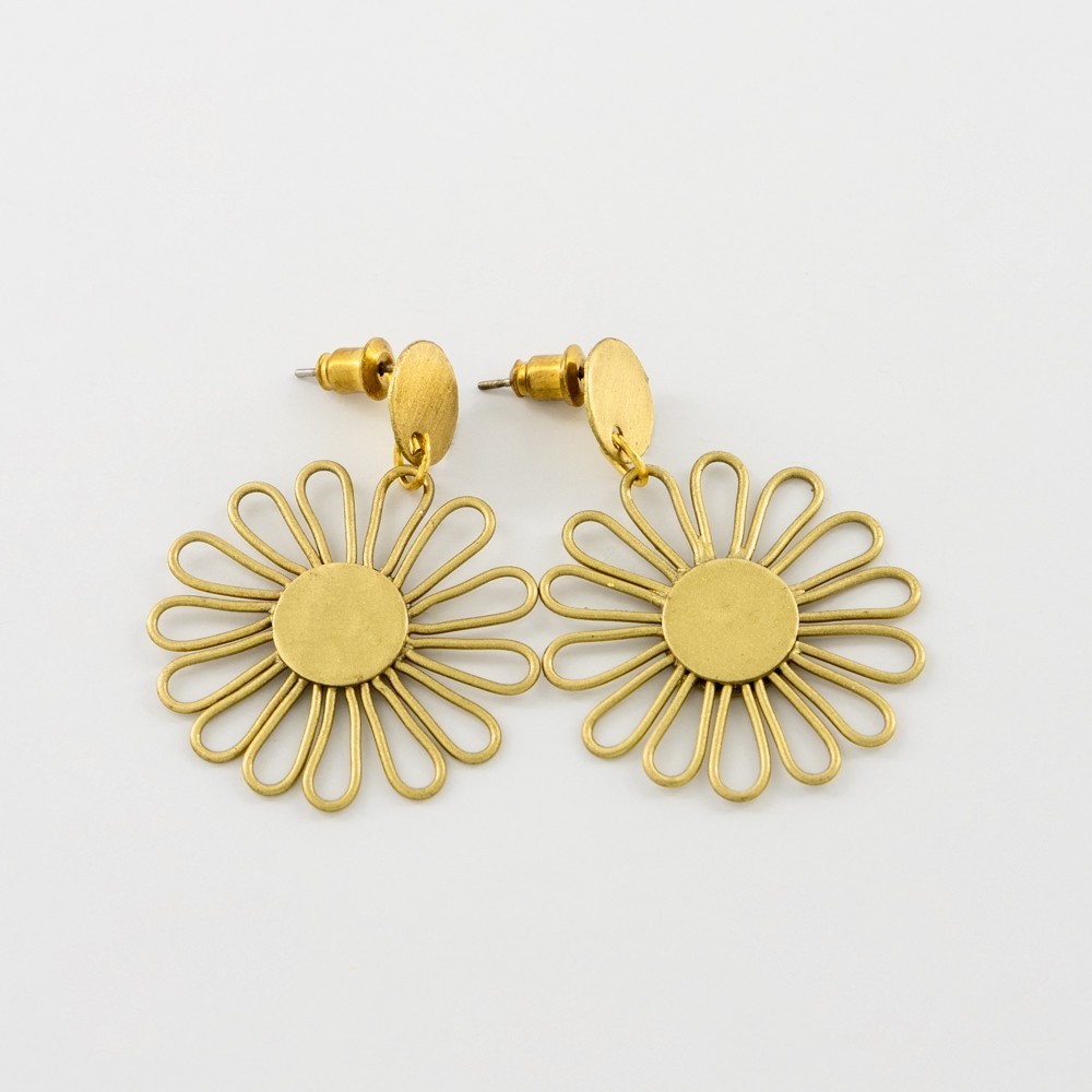 PENDIENTES ARTESANALES DE LATÓN CON MARGARITA DORADOS