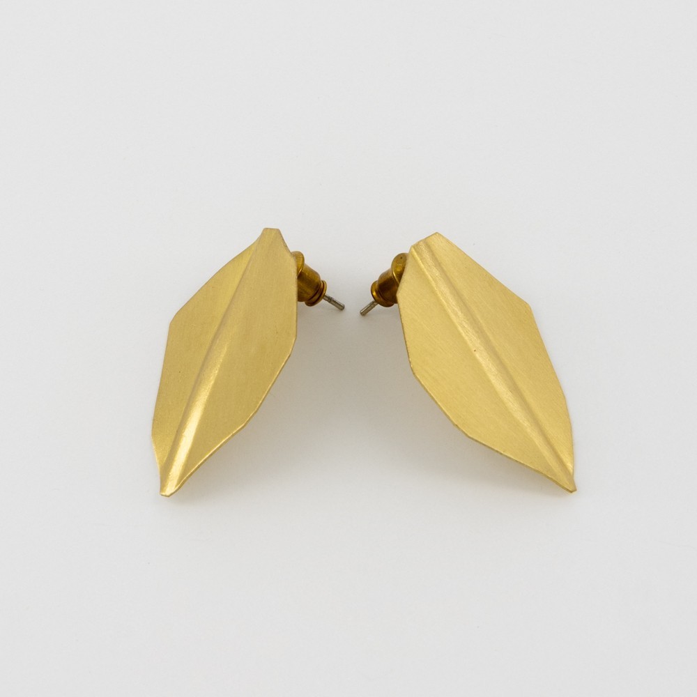 PENDIENTES ARTESANALES DE LATÓN DORADO CON DISEÑO DE HOJAS