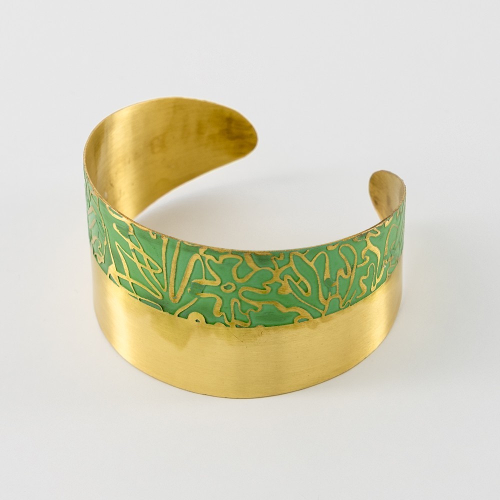PULSERA ARTESANAL DE LATÓN DORADO Y GRABADO VERDE
