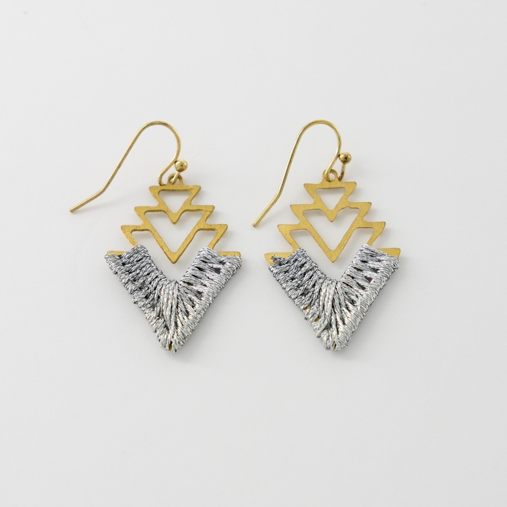 PULSERA ARTESANAL DE LATÓN MOTIVO PIRAMIDES HILO PLATEADO