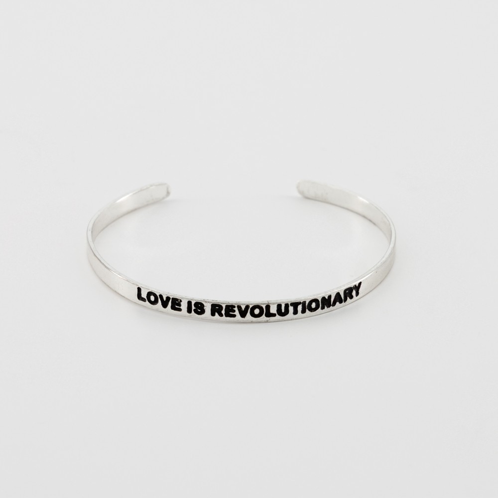 PULSERA ARTESANAL DE LATÓN MODELO LOVE IS REVOLUTIONARY PLATEADO
