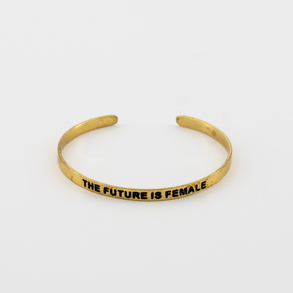 PULSERA ARTESANAL DE LATÓN MODELO THE FUTURE IS FEMALE DORADO