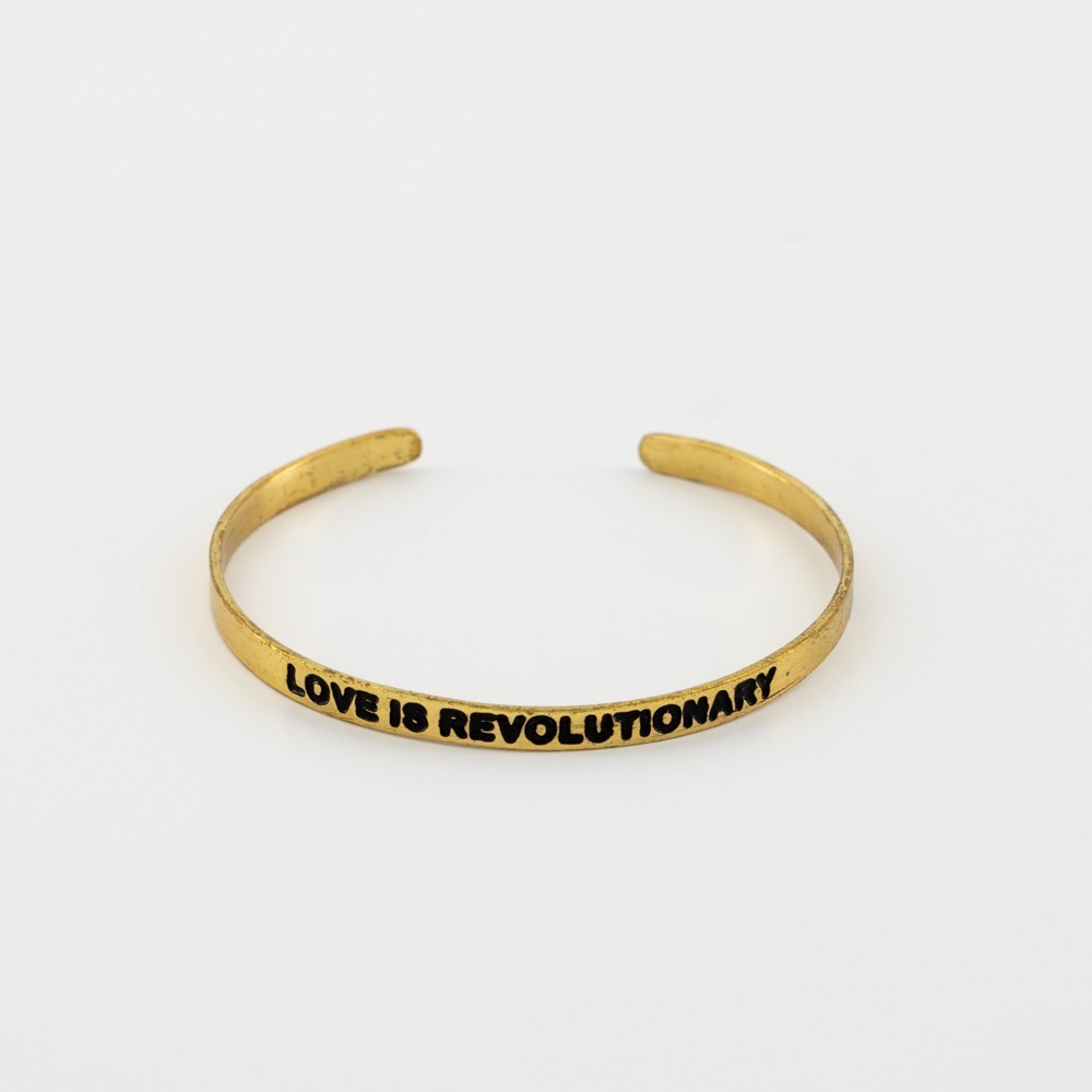 PULSERA ARTESANAL DE LATÓN MODELO LOVE IS REVOLUTIONARY DORADO