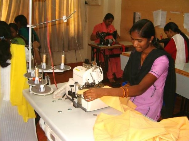 Mujer trabajando en la cooperativa CREATIVE HANDICRAFTS en la India