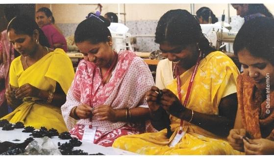 Trabajadoras de Creative Handicrafts en la India, beneficiarias de la tarjeta de fidelización Oxfam Intermón